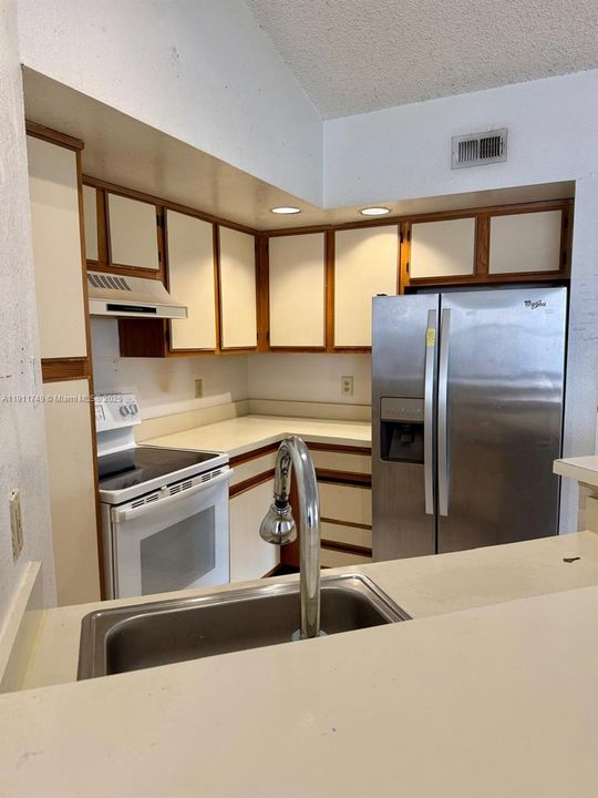 待售: $240,000 (2 贝兹, 2 浴室, 1065 平方英尺)