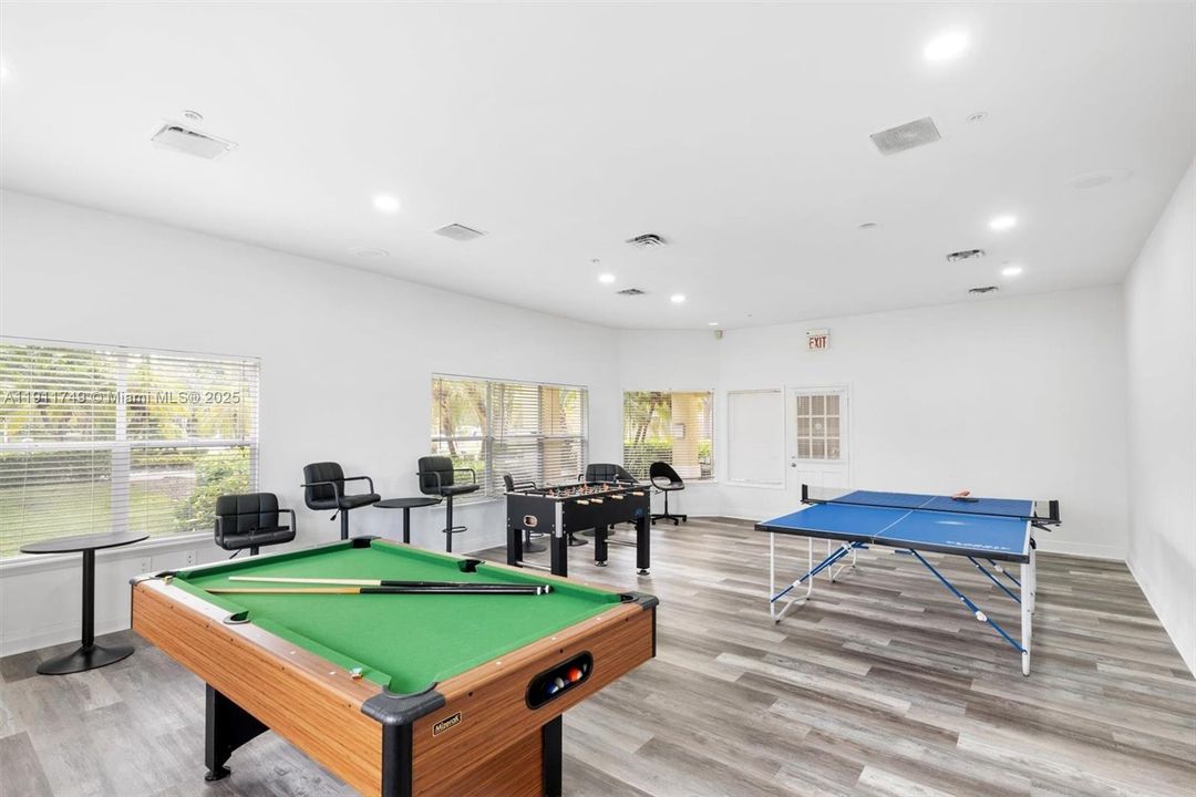 待售: $240,000 (2 贝兹, 2 浴室, 1065 平方英尺)