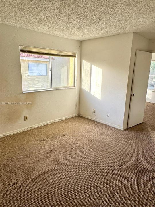 待售: $240,000 (2 贝兹, 2 浴室, 1065 平方英尺)