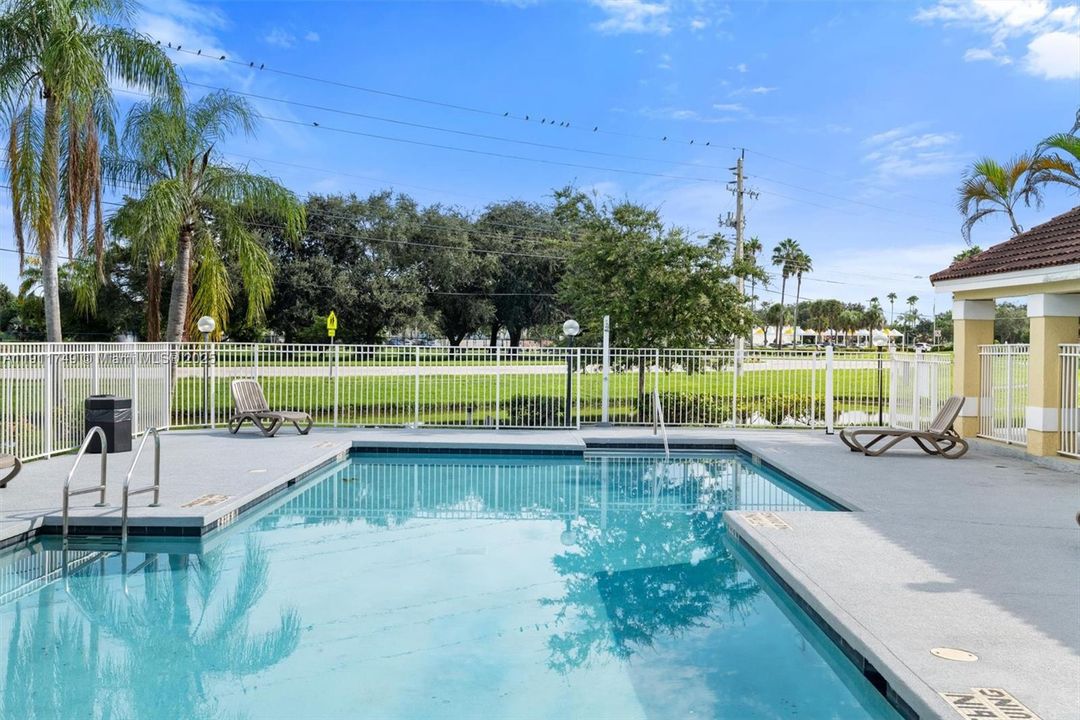 待售: $240,000 (2 贝兹, 2 浴室, 1065 平方英尺)