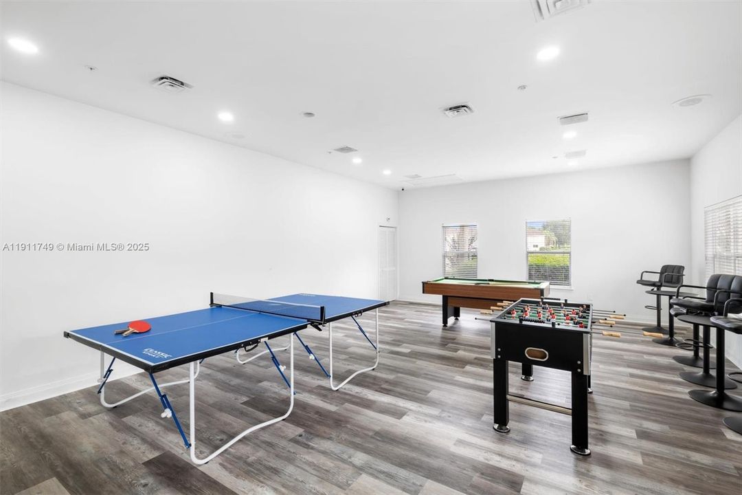 待售: $240,000 (2 贝兹, 2 浴室, 1065 平方英尺)