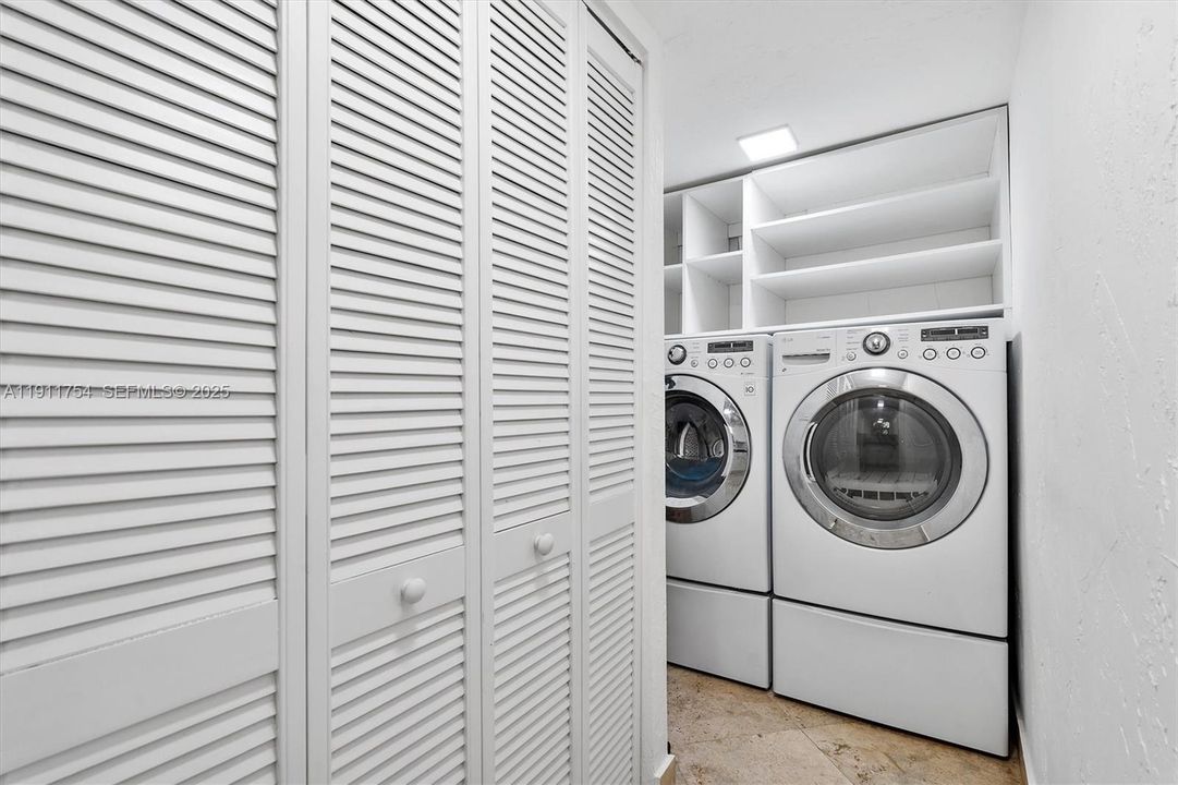 For Sale: $920,000 (2 beds, 2 baths, 1060 Square Feet)