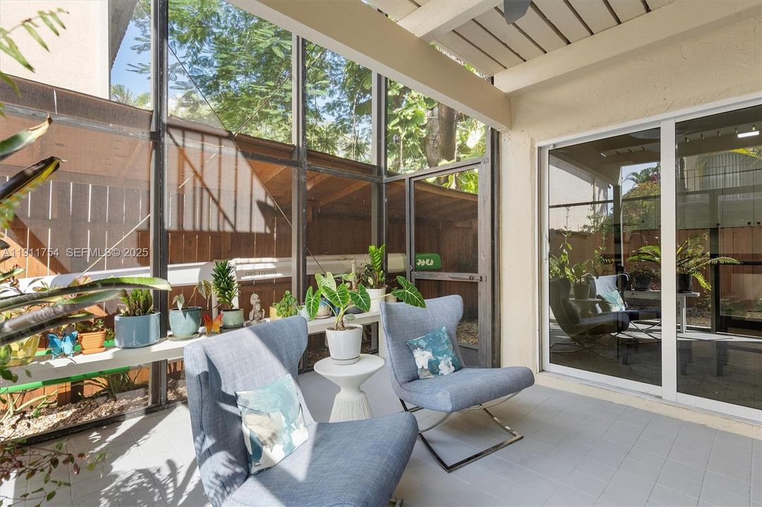 For Sale: $920,000 (2 beds, 2 baths, 1060 Square Feet)