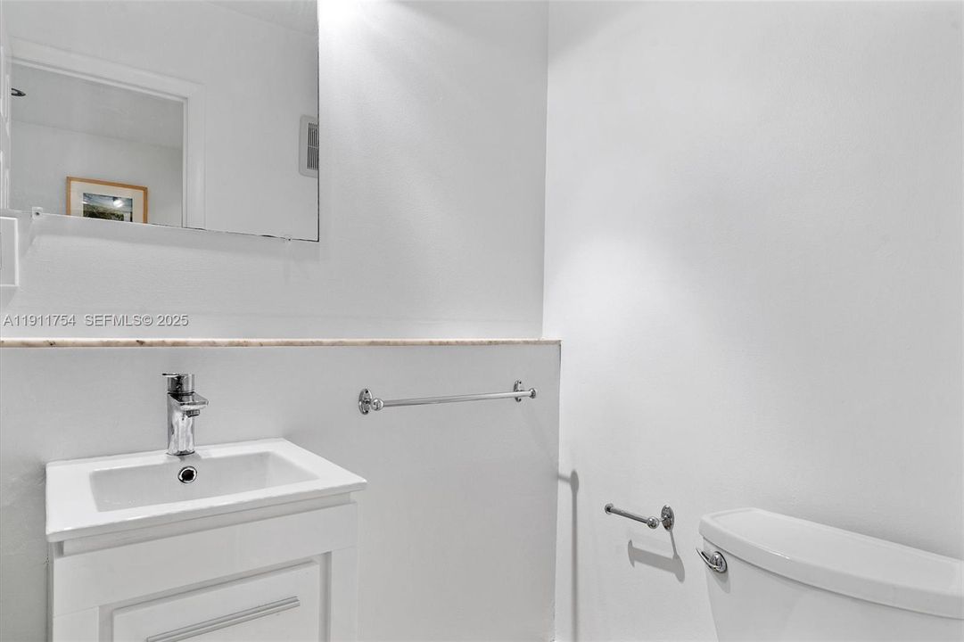 For Sale: $920,000 (2 beds, 2 baths, 1060 Square Feet)