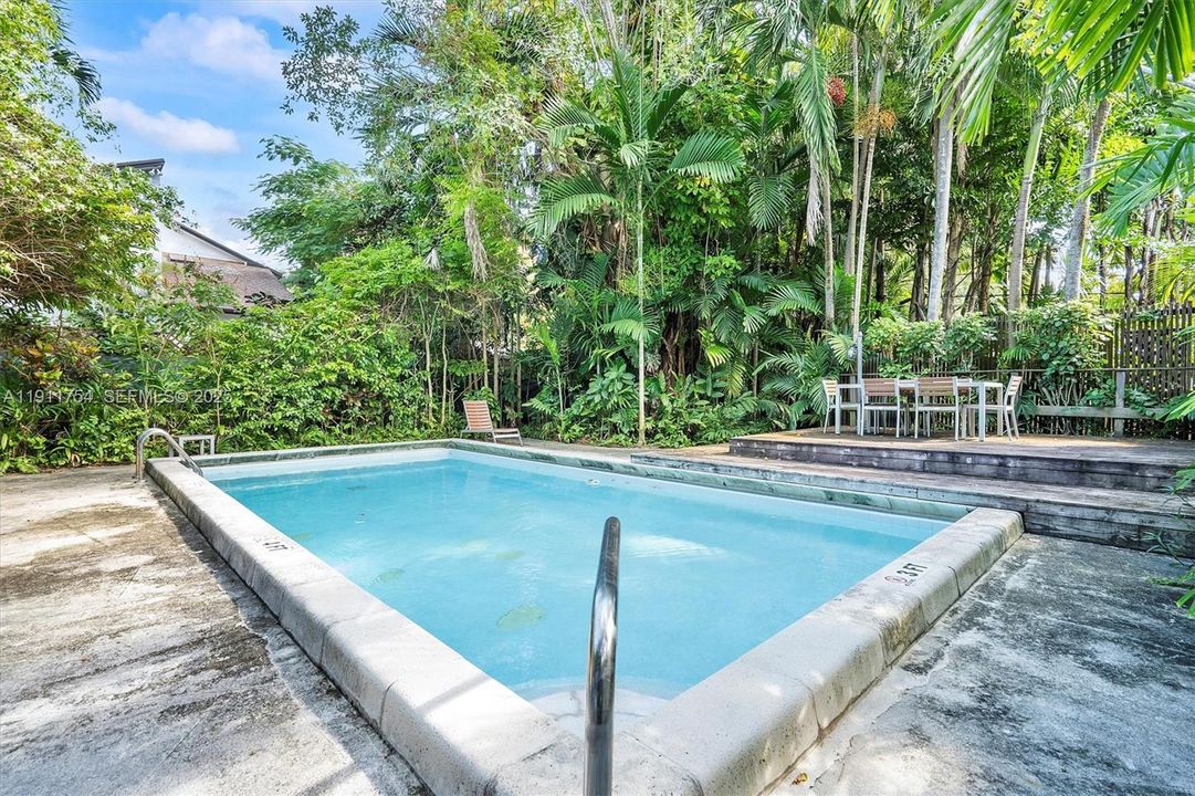 For Sale: $920,000 (2 beds, 2 baths, 1060 Square Feet)