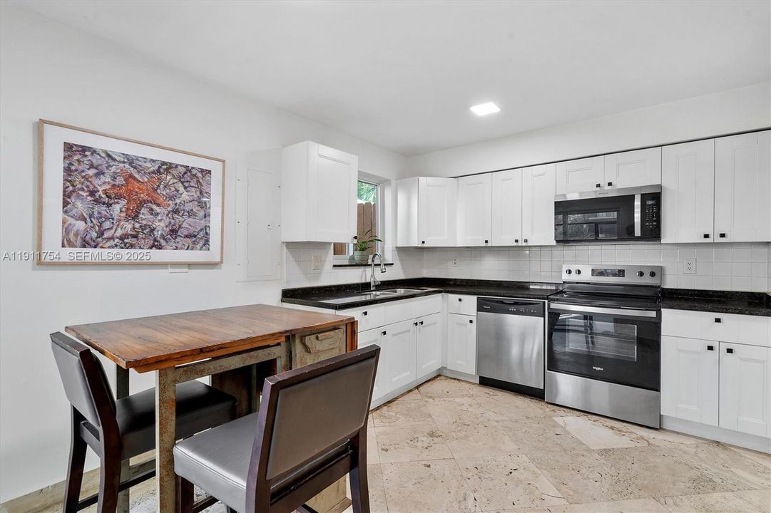 For Sale: $920,000 (2 beds, 2 baths, 1060 Square Feet)