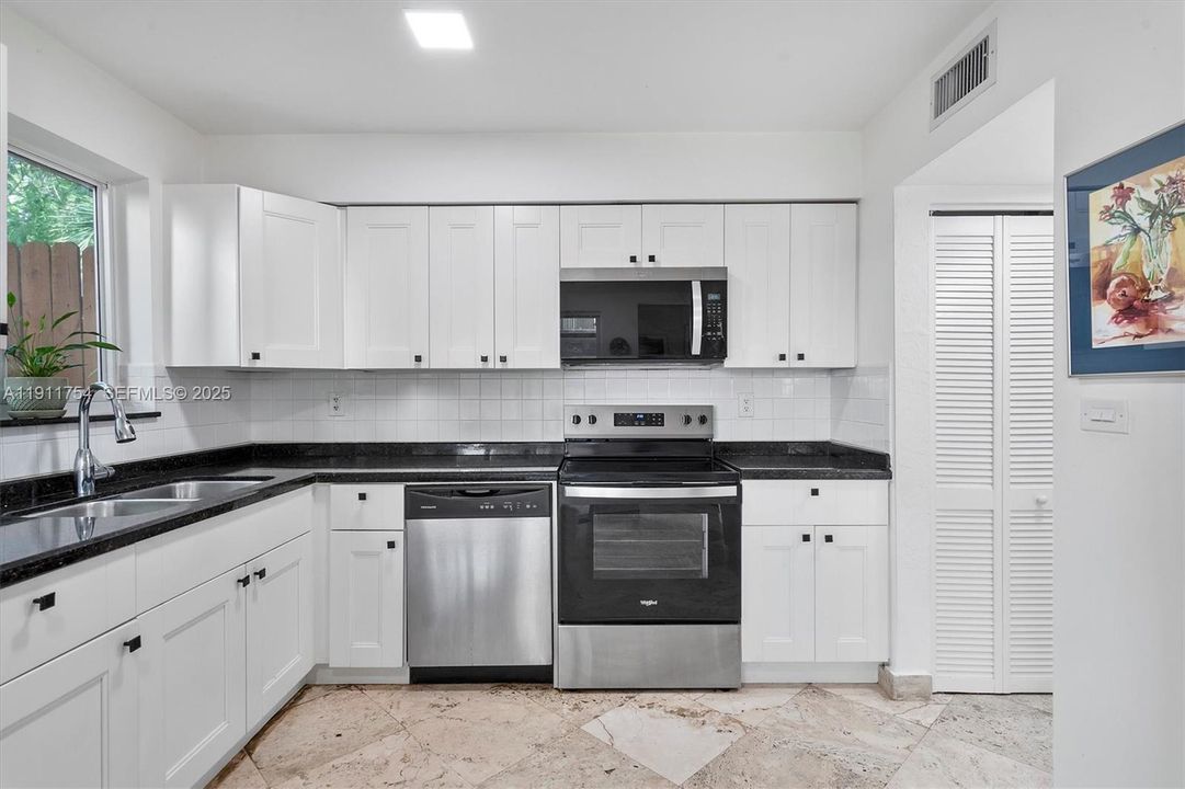 For Sale: $920,000 (2 beds, 2 baths, 1060 Square Feet)