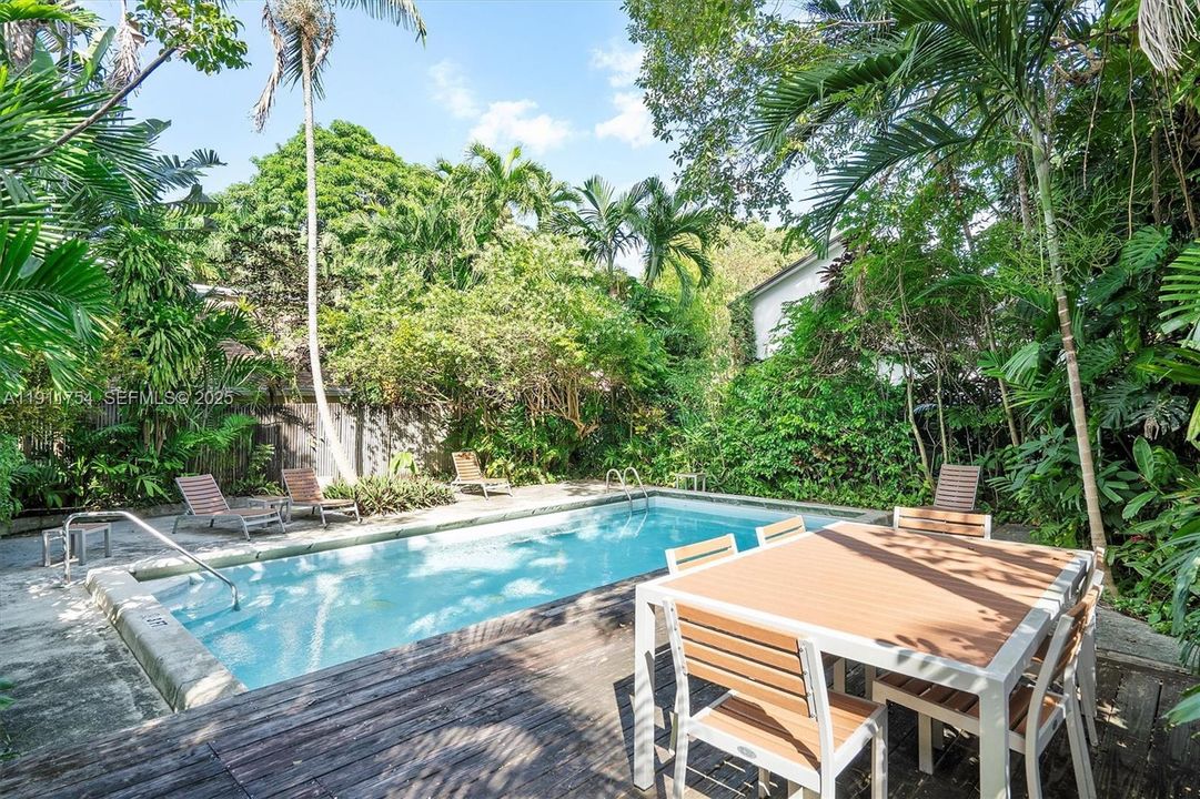 For Sale: $920,000 (2 beds, 2 baths, 1060 Square Feet)