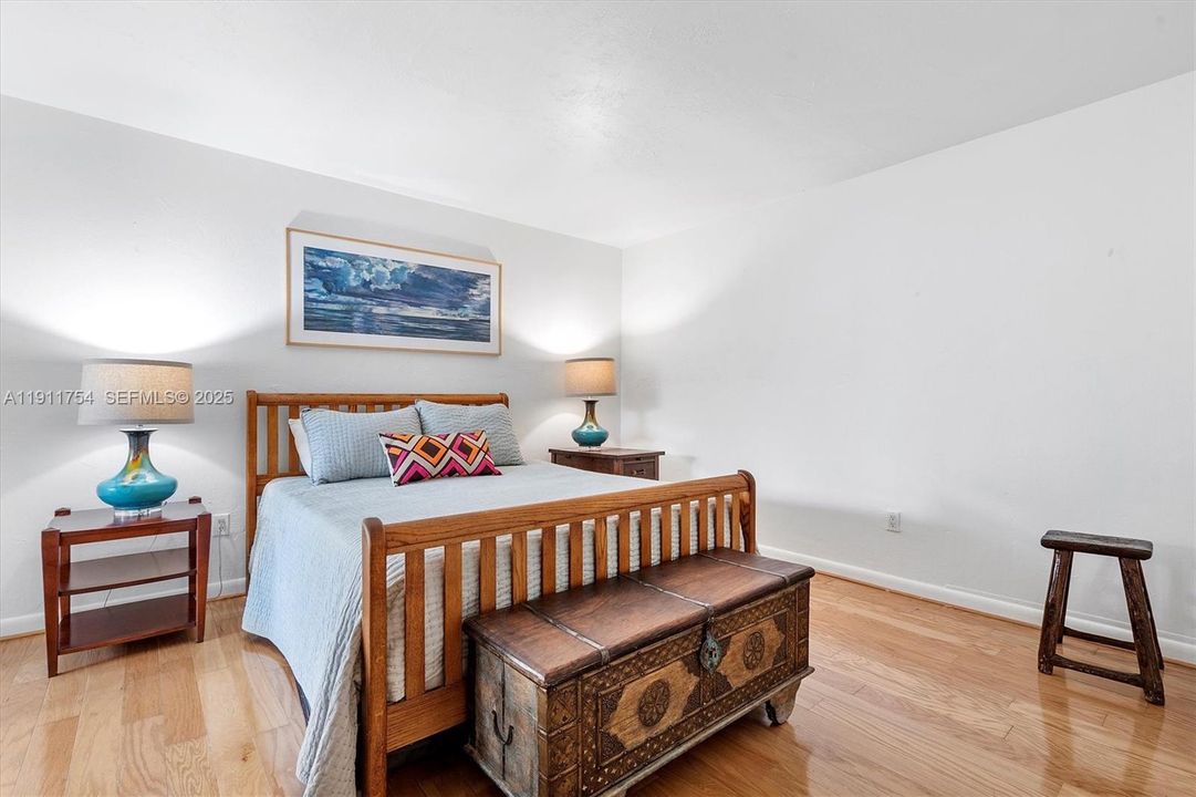 For Sale: $920,000 (2 beds, 2 baths, 1060 Square Feet)