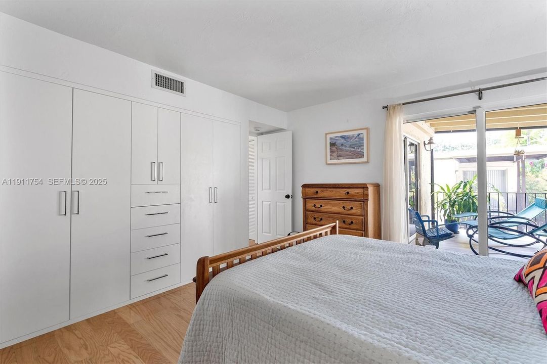 For Sale: $920,000 (2 beds, 2 baths, 1060 Square Feet)