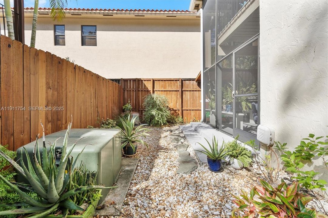 For Sale: $920,000 (2 beds, 2 baths, 1060 Square Feet)