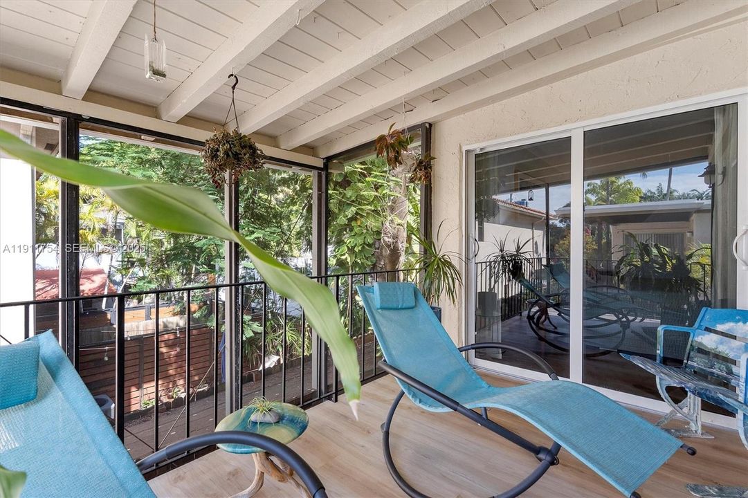 For Sale: $920,000 (2 beds, 2 baths, 1060 Square Feet)