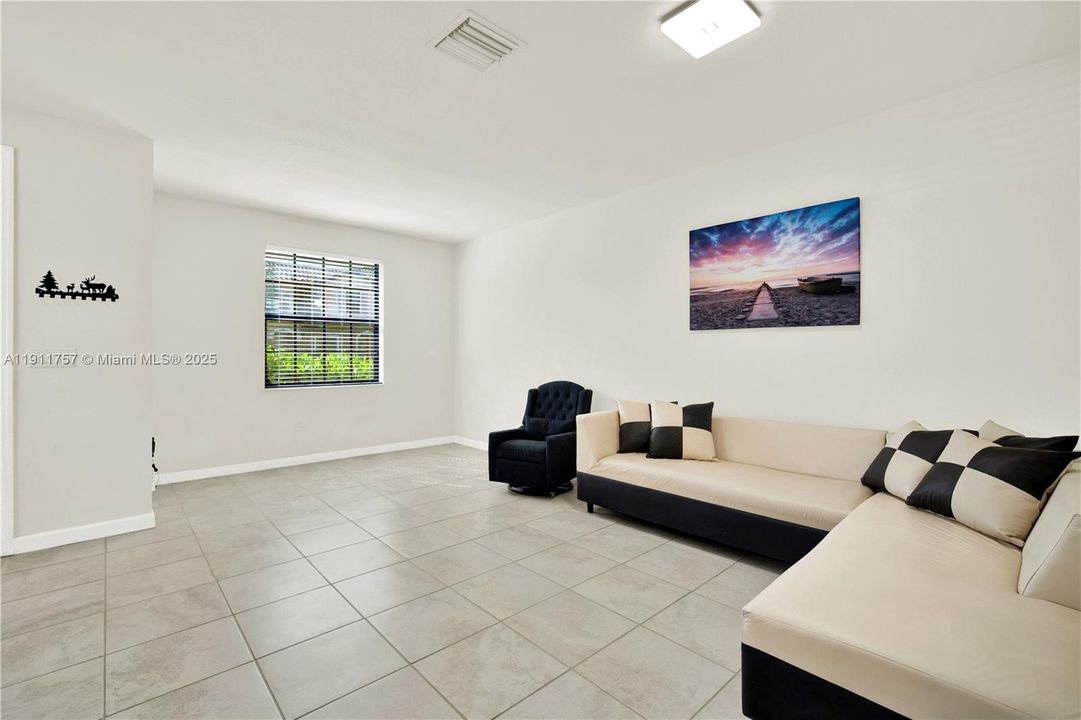 Activo con contrato: $390,000 (3 camas, 2 baños, 1524 Pies cuadrados)