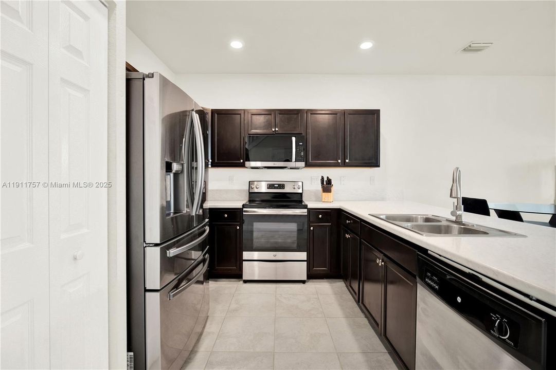 Activo con contrato: $390,000 (3 camas, 2 baños, 1524 Pies cuadrados)