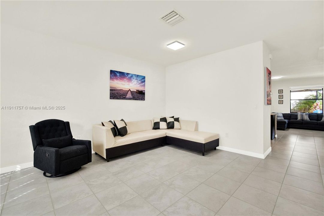 Activo con contrato: $390,000 (3 camas, 2 baños, 1524 Pies cuadrados)