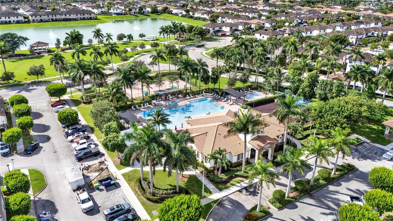 Activo con contrato: $390,000 (3 camas, 2 baños, 1524 Pies cuadrados)