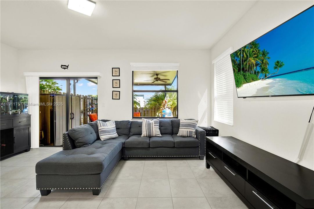 Activo con contrato: $390,000 (3 camas, 2 baños, 1524 Pies cuadrados)