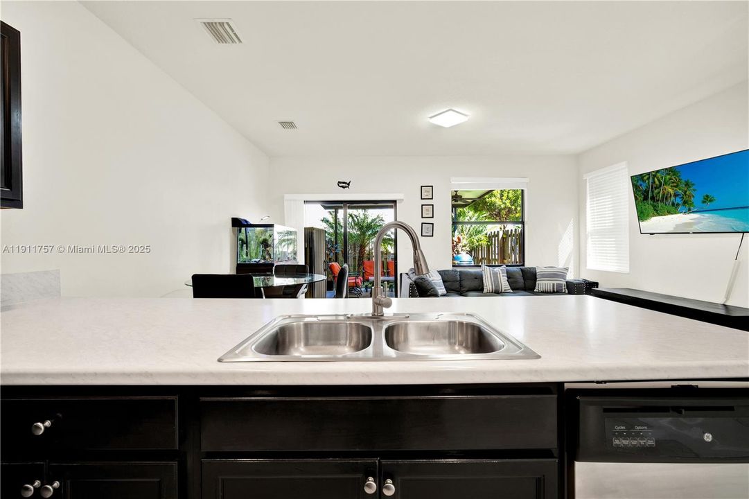 Activo con contrato: $390,000 (3 camas, 2 baños, 1524 Pies cuadrados)