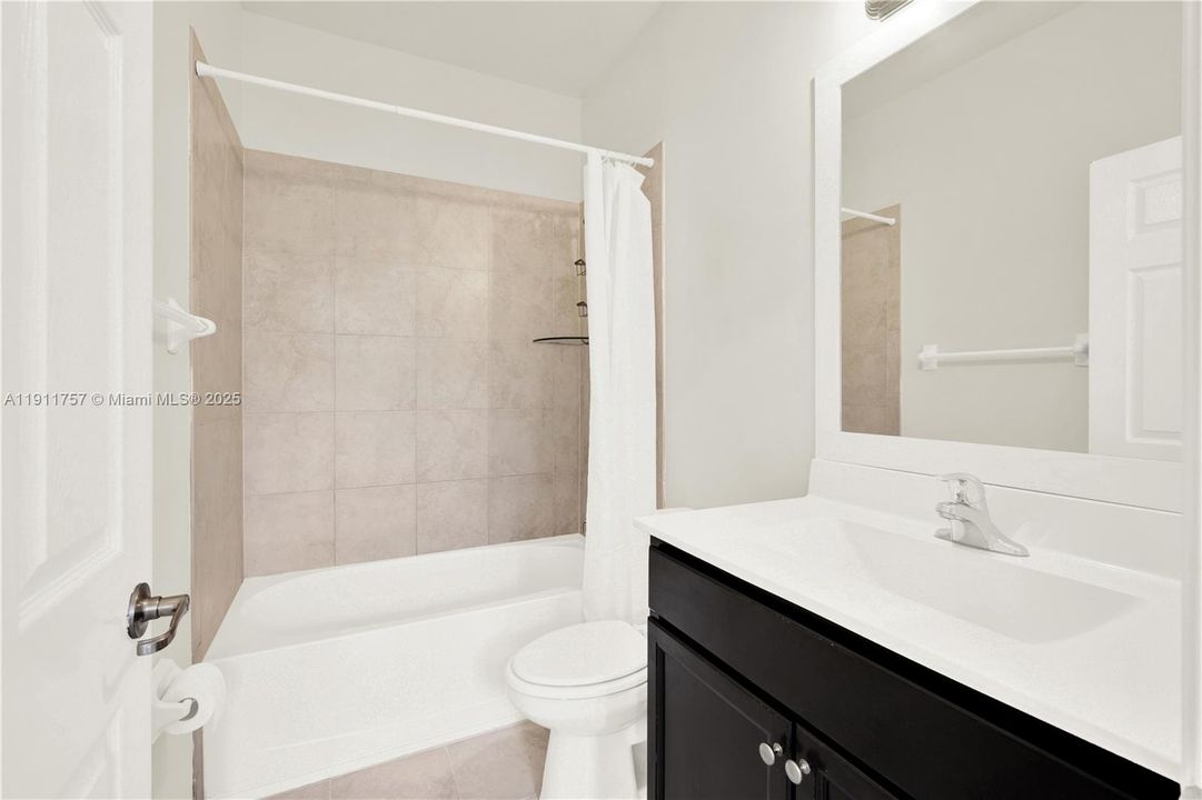 Activo con contrato: $390,000 (3 camas, 2 baños, 1524 Pies cuadrados)