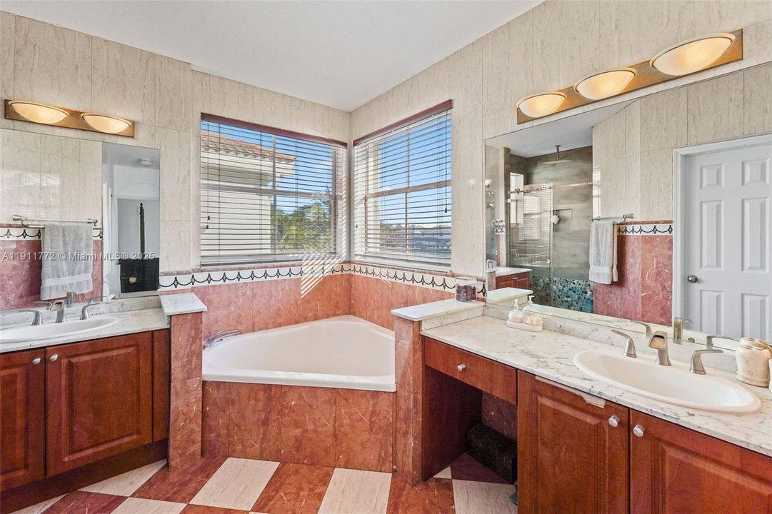 На продажу: $989,000 (4 спален, 2 ванн, 2429 Квадратных фут)