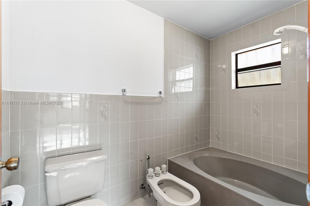 Active With Contract: $599,900 (3 beds, 2 baths, 1550 Square Feet)