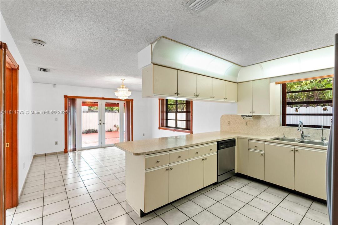 Active With Contract: $599,900 (3 beds, 2 baths, 1550 Square Feet)