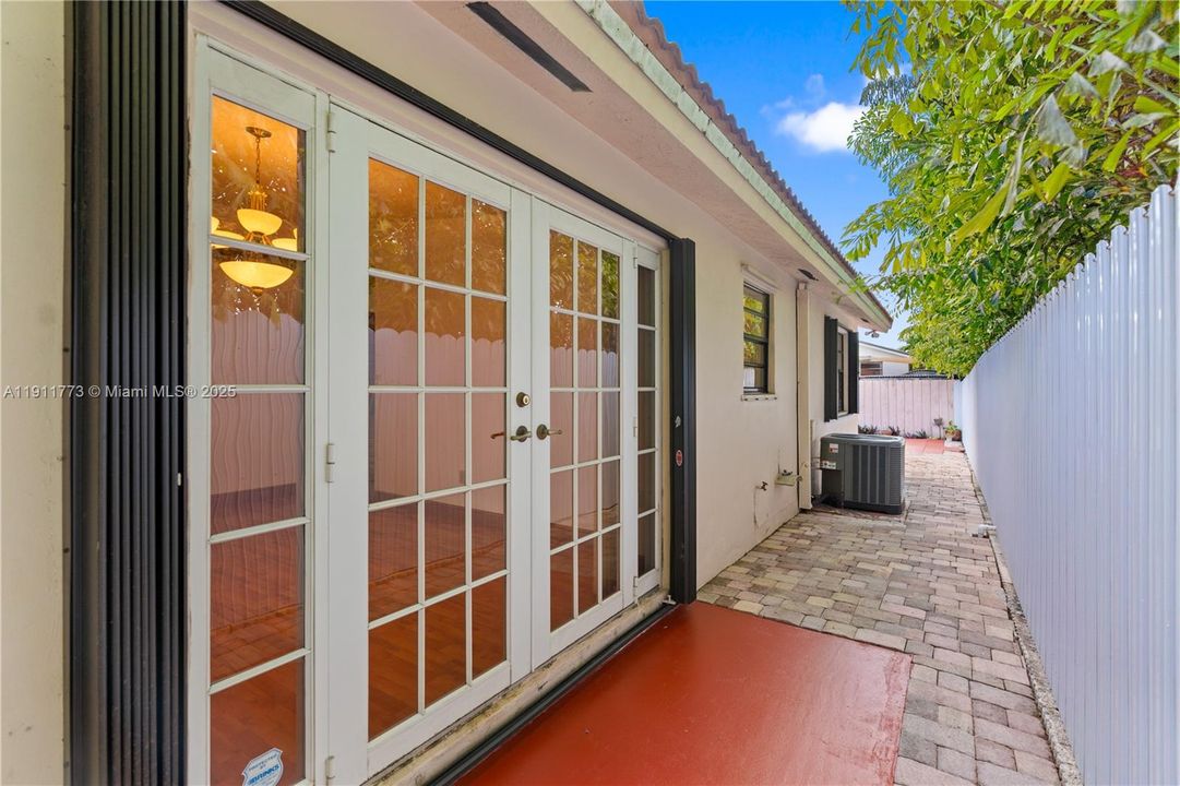 Active With Contract: $599,900 (3 beds, 2 baths, 1550 Square Feet)