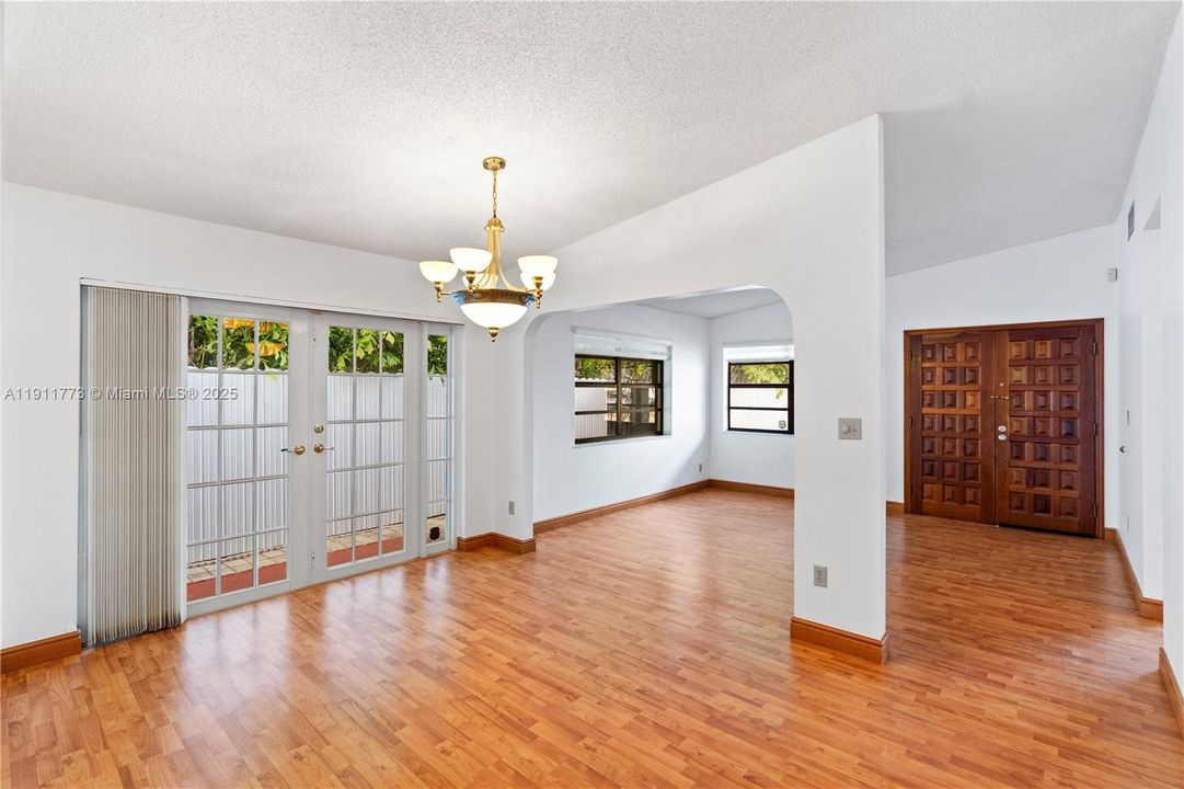 Active With Contract: $599,900 (3 beds, 2 baths, 1550 Square Feet)