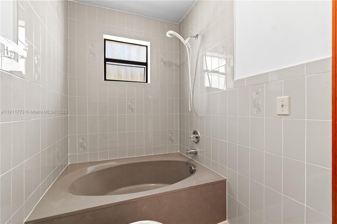 Active With Contract: $599,900 (3 beds, 2 baths, 1550 Square Feet)