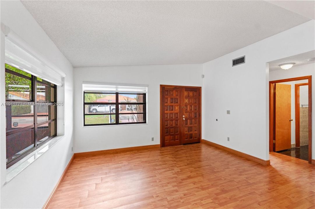 Active With Contract: $599,900 (3 beds, 2 baths, 1550 Square Feet)