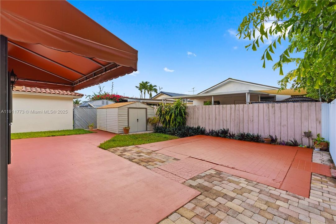 Active With Contract: $599,900 (3 beds, 2 baths, 1550 Square Feet)