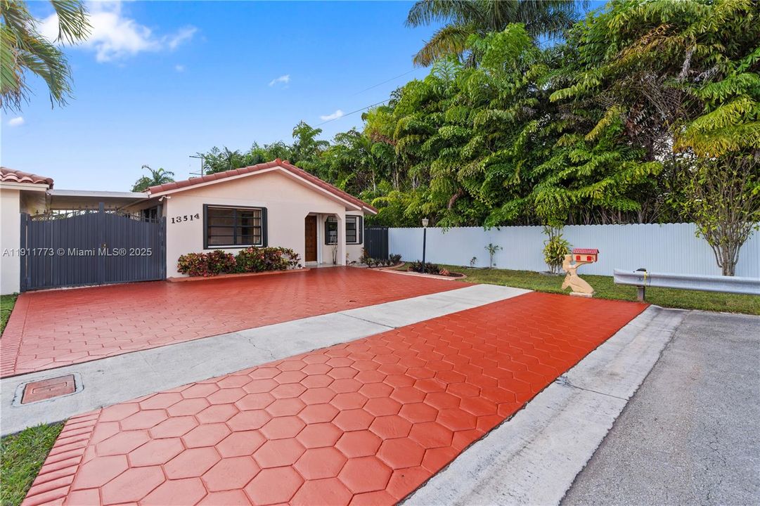 Active With Contract: $599,900 (3 beds, 2 baths, 1550 Square Feet)