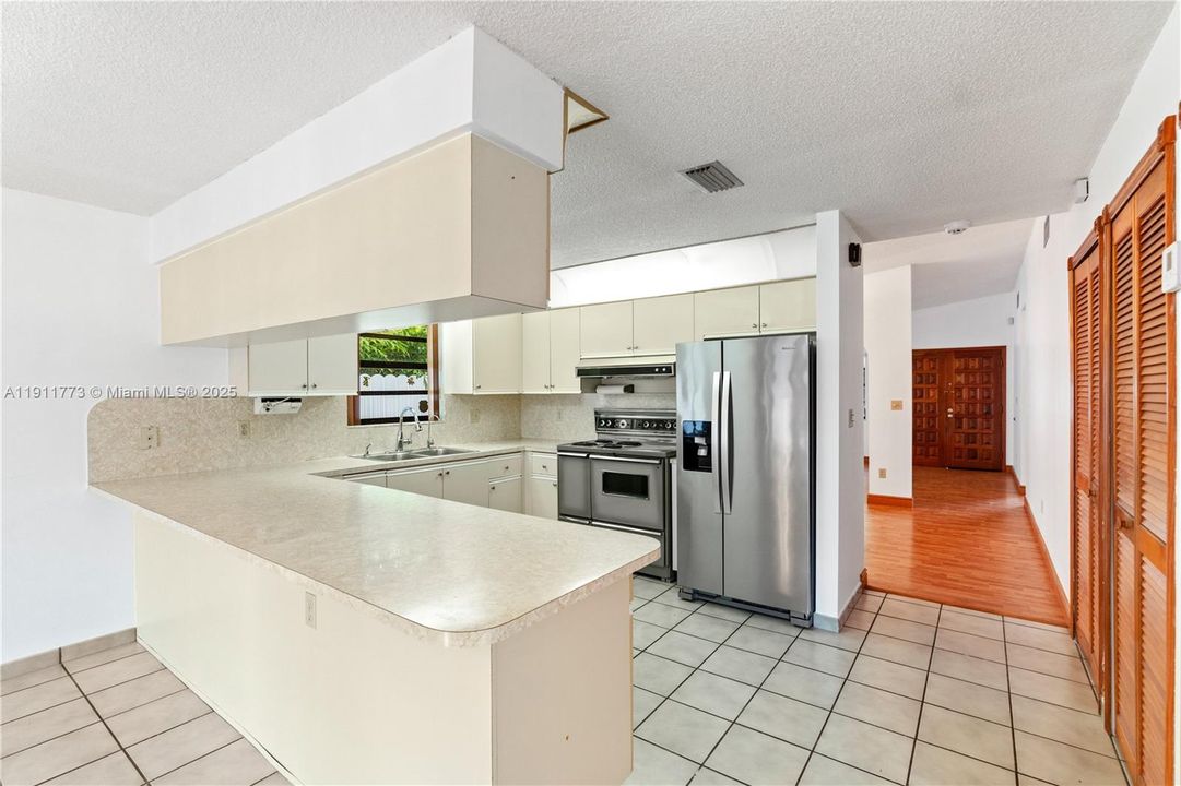 Active With Contract: $599,900 (3 beds, 2 baths, 1550 Square Feet)