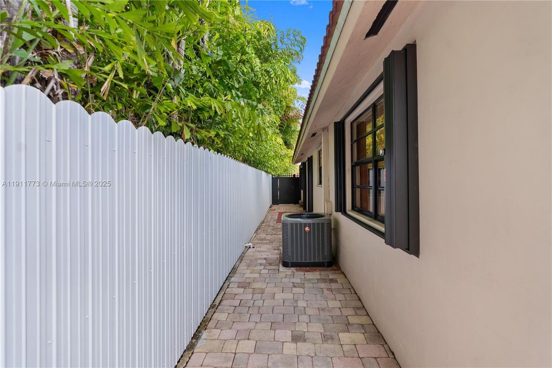 Active With Contract: $599,900 (3 beds, 2 baths, 1550 Square Feet)