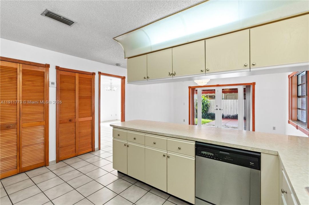 Active With Contract: $599,900 (3 beds, 2 baths, 1550 Square Feet)