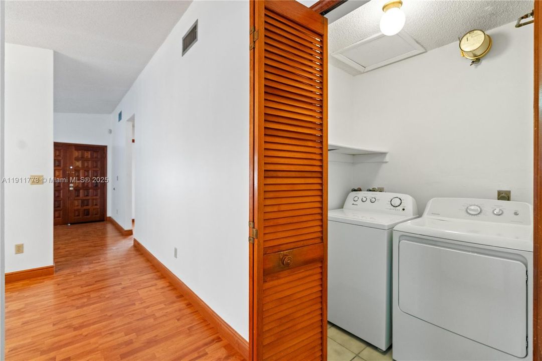 Active With Contract: $599,900 (3 beds, 2 baths, 1550 Square Feet)