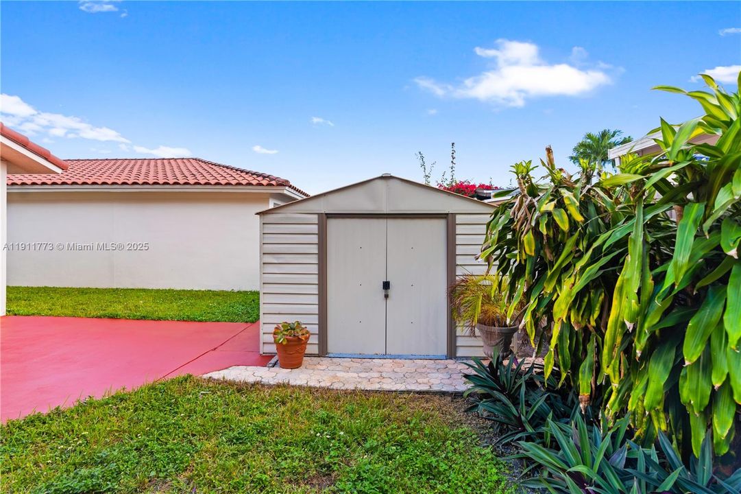 Active With Contract: $599,900 (3 beds, 2 baths, 1550 Square Feet)