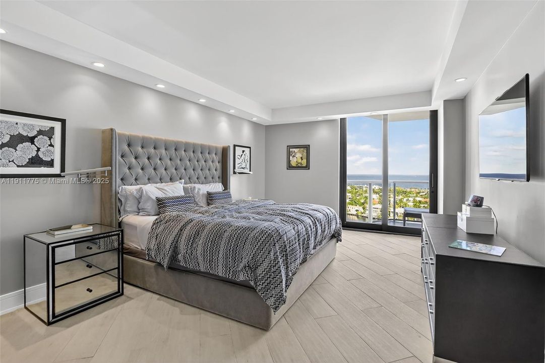 For Sale: $765,000 (2 beds, 2 baths, 1560 Square Feet)