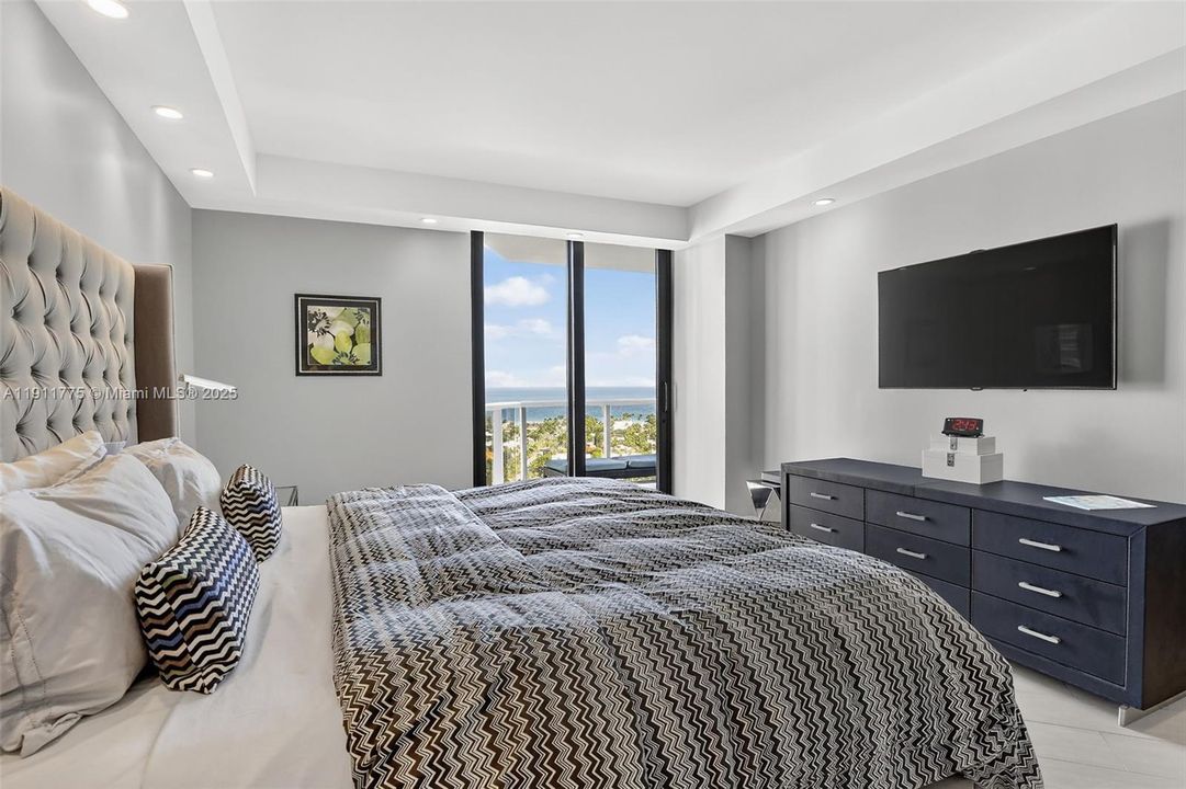 For Sale: $765,000 (2 beds, 2 baths, 1560 Square Feet)