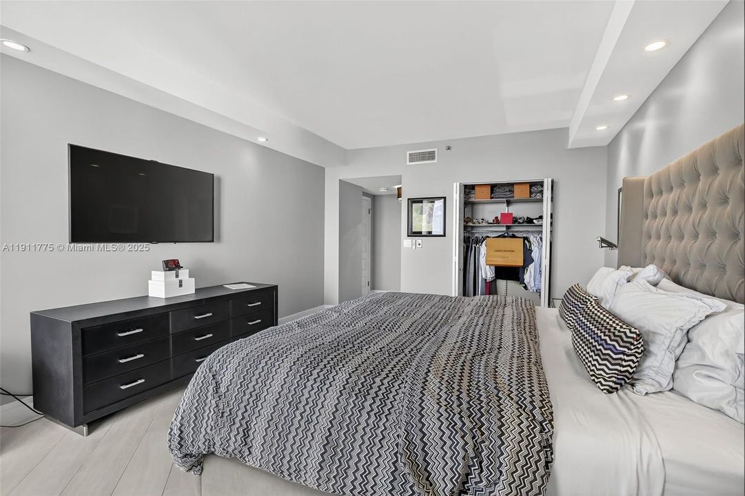 For Sale: $765,000 (2 beds, 2 baths, 1560 Square Feet)