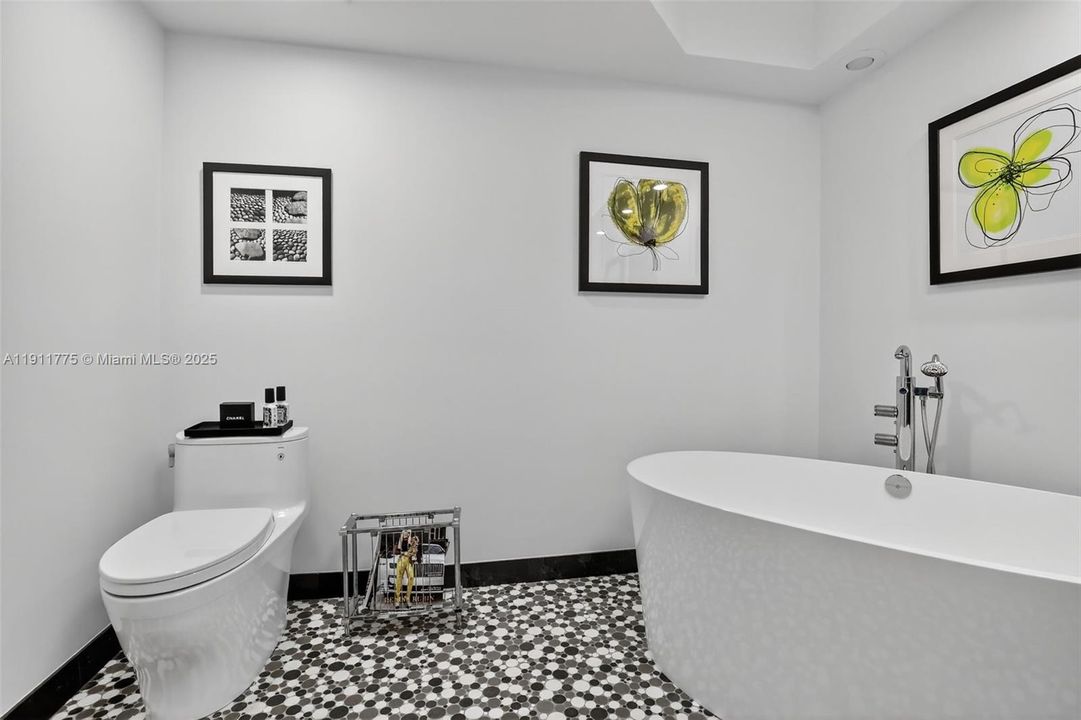 For Sale: $765,000 (2 beds, 2 baths, 1560 Square Feet)