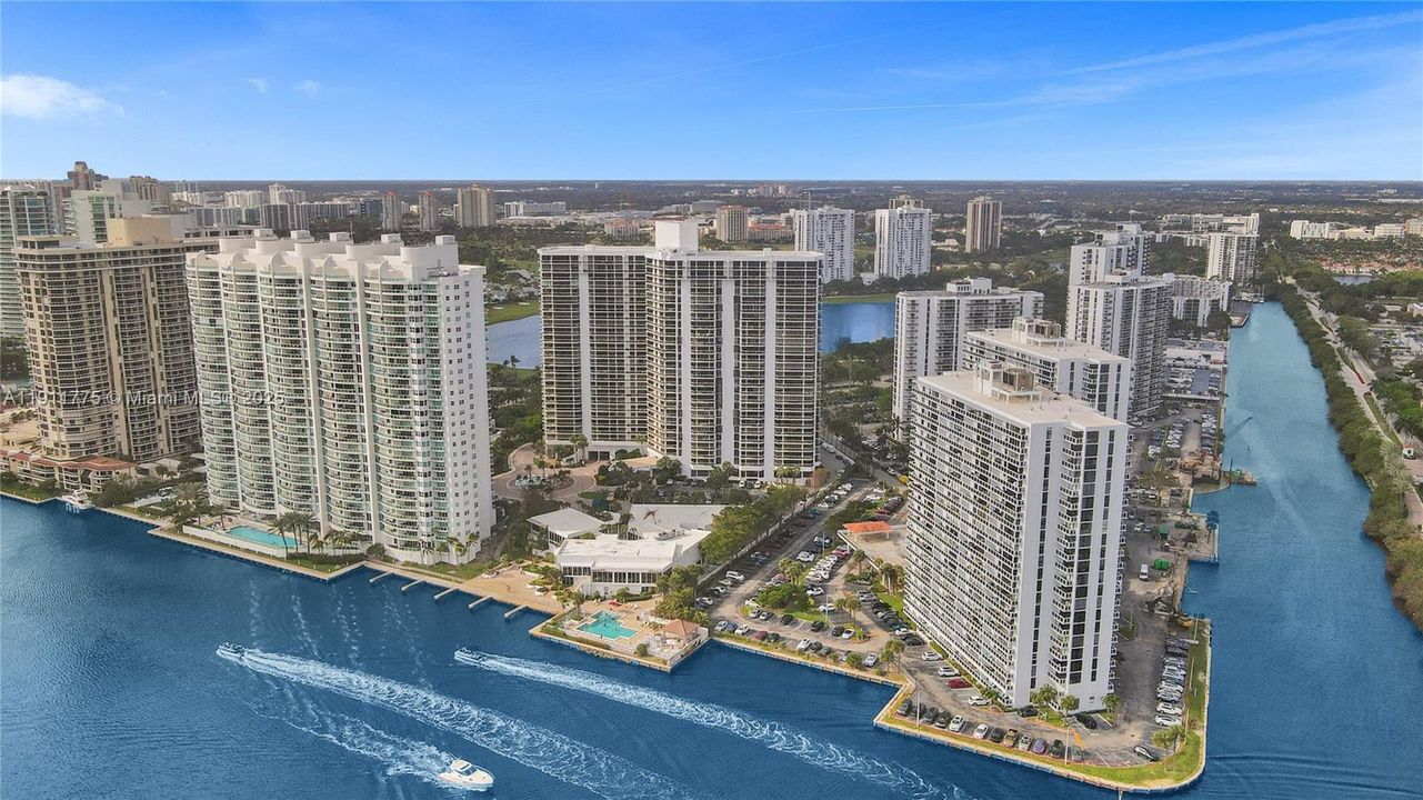 For Sale: $765,000 (2 beds, 2 baths, 1560 Square Feet)