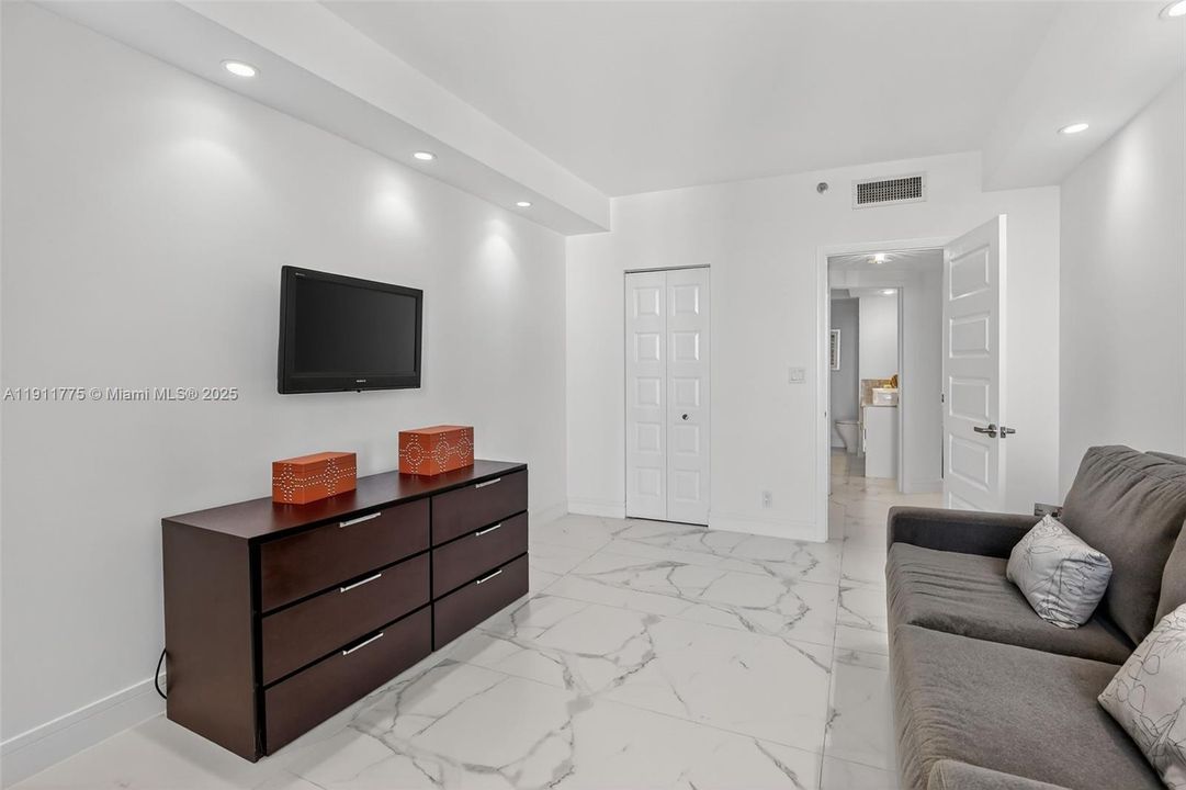 For Sale: $765,000 (2 beds, 2 baths, 1560 Square Feet)