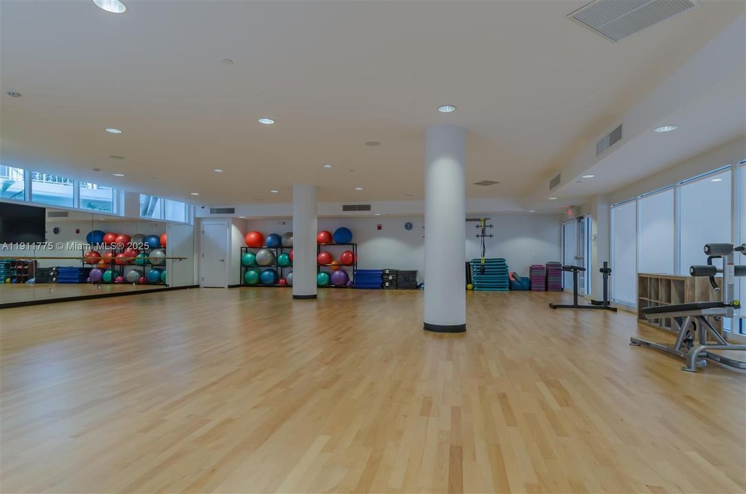 For Sale: $765,000 (2 beds, 2 baths, 1560 Square Feet)