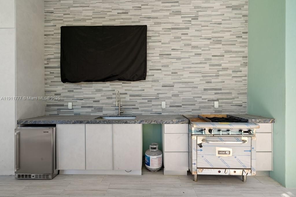 出租: $14,000 (5 贝兹, 4 浴室, 6252 平方英尺)