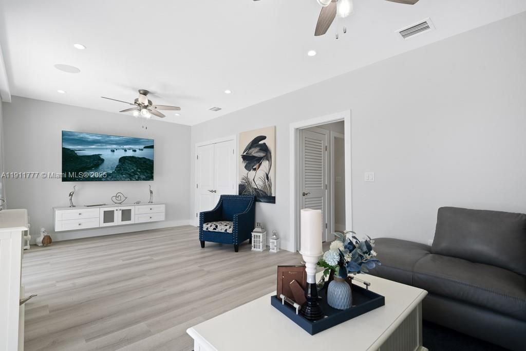 出租: $14,000 (5 贝兹, 4 浴室, 6252 平方英尺)