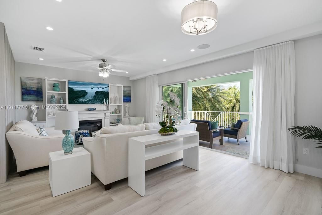 出租: $14,000 (5 贝兹, 4 浴室, 6252 平方英尺)