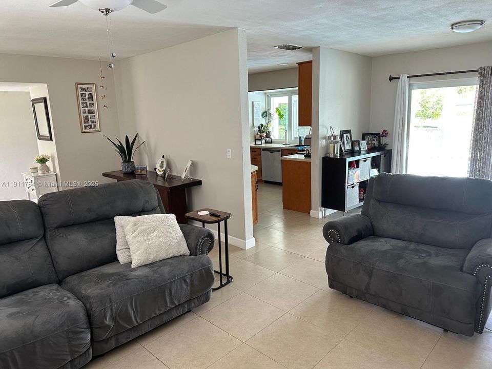 En Venta: $879,888 (4 camas, 2 baños, 1900 Pies cuadrados)