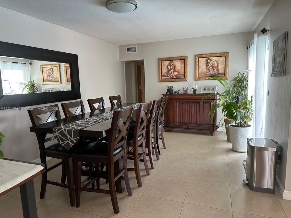 En Venta: $879,888 (4 camas, 2 baños, 1900 Pies cuadrados)