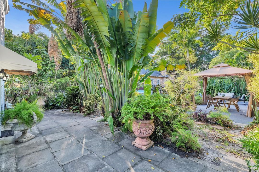 待售: $549,000 (0 贝兹, 0 浴室, 1021 平方英尺)